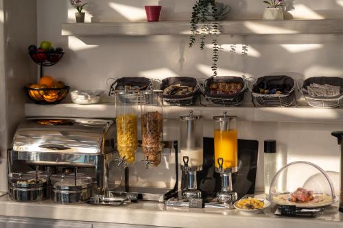 un bancone della cucina con alcuni cibi e un frullatore di Villa Anemomilos Perissa a Perissa