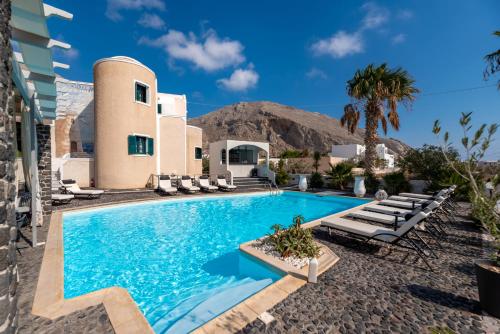 uma villa com uma piscina com espreguiçadeiras em Villa Anemomilos Perissa em Perissa