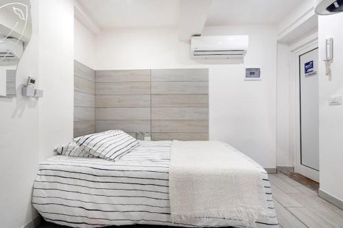パルマにあるBernabei Dueの白いベッドルーム(ストライプ毛布付きのベッド付)
