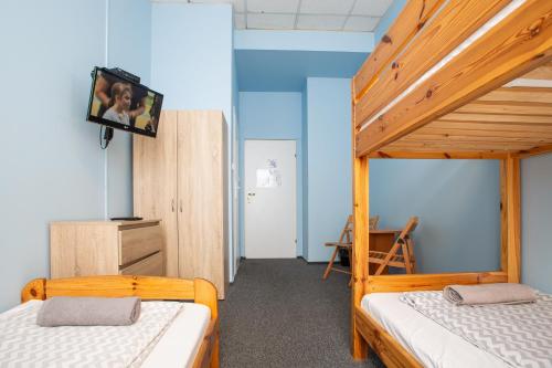 Moon Hostel Wrocławにあるベッド