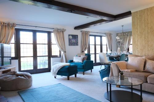 sala de estar con muebles azules y mesa en Stunning 6 Bedroom House, Free Parking & Garden, en Bedford