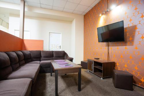 Moon Hostel Wrocławにあるテレビまたはエンターテインメントセンター