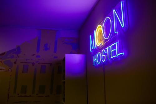 Moon Hostel Wrocławに飾ってある許可証、賞状、看板またはその他の書類