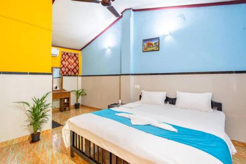 een slaapkamer met een groot bed in een kamer bij Casa Nova in Palolem