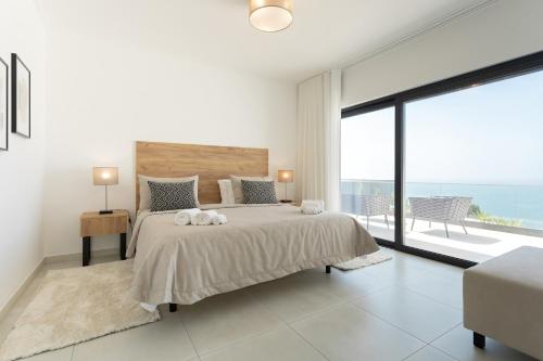 1 dormitorio con cama grande y ventana grande en Casa Berlenga - SCH080, en Famalicão