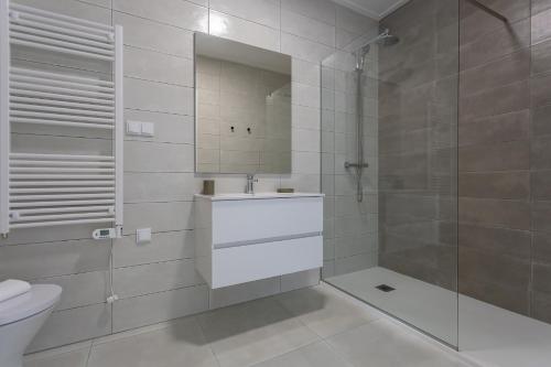 y baño con ducha, lavabo y aseo. en Casa Berlenga - SCH080, en Famalicão
