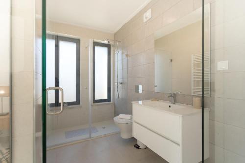 ein Badezimmer mit Toilette, Waschbecken und Dusche in der Unterkunft Villa Anita - By SCH in Salir de Porto