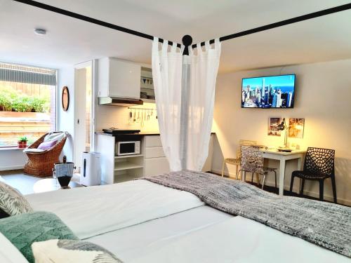 コペンハーゲンにあるNeptun Studio-apartment with terrace.のベッドルーム(白いベッド1台付)、キッチン