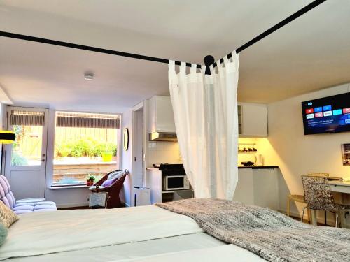 コペンハーゲンにあるNeptun Studio-apartment with terrace.のベッドルーム1室(ベッド1台付)、キッチン