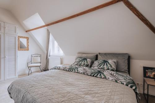 een slaapkamer met een groot bed in een kamer bij Amazing 2 ROOMS design apartement Loft in Ieper