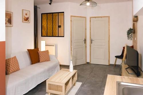 un salon avec un canapé blanc et une télévision dans l'établissement T2 Idéalement Situé * Hyper Centre/Canal Plus *, à Amiens