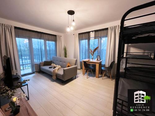 uma sala de estar com um sofá, uma cama e uma secretária em AmurResidence ap3 2 rooms 5min-Airport/Center free parking em Iaşi