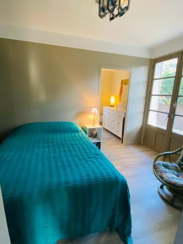 une chambre avec un lit avec une couette bleue dans l'établissement Villa la Rabolière quartier Lajarrige à La Baule, à La Baule