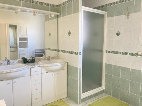 une salle de bain avec deux lavabos et une douche dans l'établissement Villa LES LAURIERS avec terrasse et jardin proche plage, à Narbonne-Plage