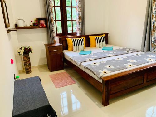 a bedroom with a bed in a room at Ambuluwawa View Inn in Gampola