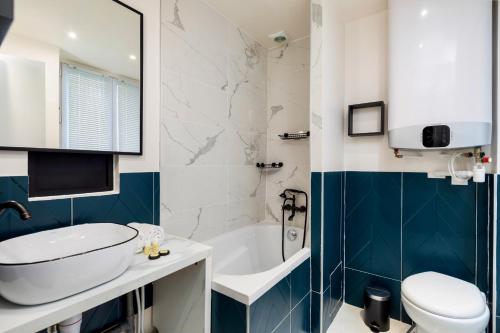 a bathroom with a tub and a sink and a toilet at Cute Studio in the 16th near the Arc de Triomphe in Paris
