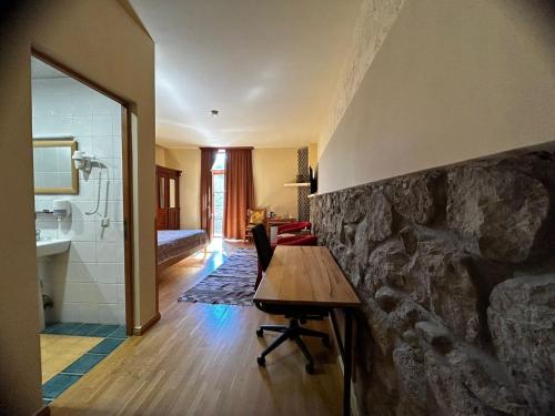 Cette chambre comprend un bureau et une salle de bains. dans l'établissement Hotel Mirhav, à Goris