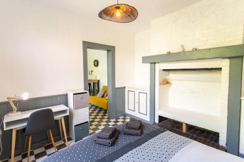 une chambre avec une cheminée, un bureau et une chaise dans l'établissement T2 Hyper Centre Avec *Parking Privé Et Canal Plus*, à Amiens