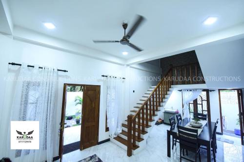 una habitación con una escalera en una casa en Sai Residence, en Jaffna