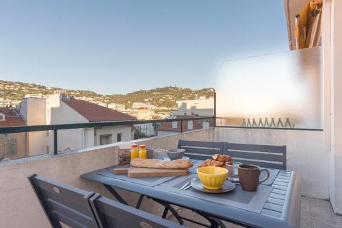 une table avec de la nourriture au sommet d'un balcon dans l'établissement 