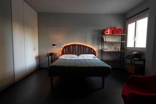 una camera con letto e testata luminosa di Acasha loft a Vittoria