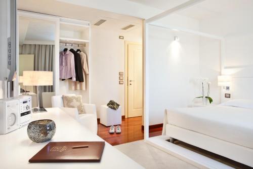 a bedroom with a bed and a living room at Al Tezzon Hotel in Camposampiero