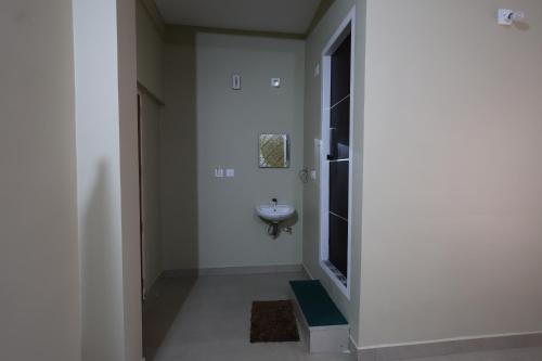 Habitación con baño con lavabo y aseo. en Wayanad regal residency, en Kalpetta
