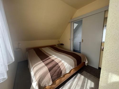 Un pat sau paturi într-o cameră la STOE 14a Gästehaus Iden, App 3