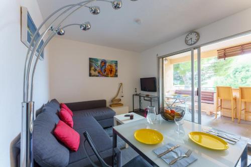 un salon avec un canapé et une table dans l'établissement Oldeto - Appt climatisé avec piscine partagée, à Bandol