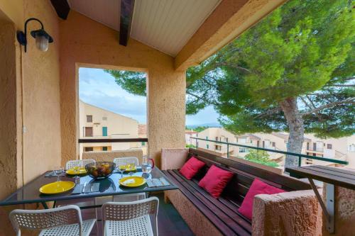 un patio avec une table et des chaises sur un balcon dans l'établissement Oldeto - Appt climatisé avec piscine partagée, à Bandol