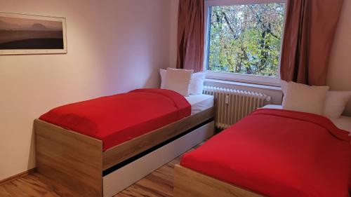 2 camas en una habitación pequeña con ventana en Chalet Rotfuchs, en Braunlage