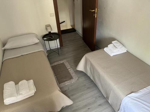 San Pietro a MaidaにあるCasa Vacanze Danteのベッド2台とテーブルが備わる客室です。
