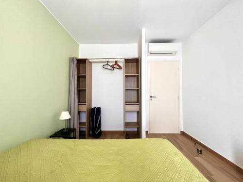 1 dormitorio con cama verde y armario en Maison Récente avec Piscine, en Venzolasca