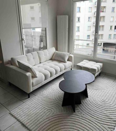 un salon avec un canapé et une table dans l'établissement 2-bedroom apartment (60m2), à Ivry-sur-Seine