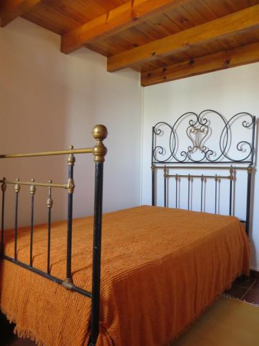 ein Schlafzimmer mit einem Bett mit einer orangefarbenen Tagesdecke in der Unterkunft Dream House On The Beach in Figueira da Foz