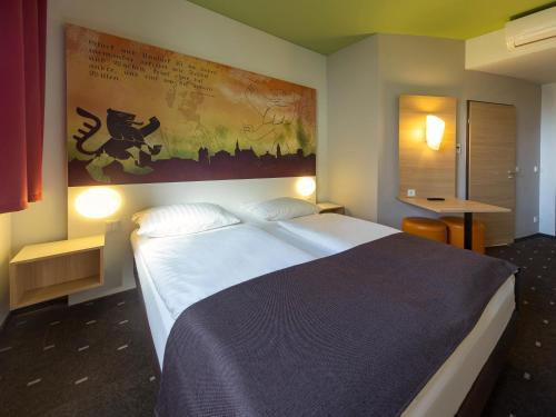 Säng eller sängar i ett rum på B&B Hotel Weimar