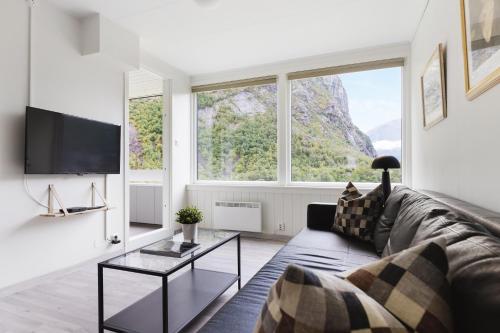 TV a/nebo společenská místnost v ubytování Trolltunga Aparthotel
