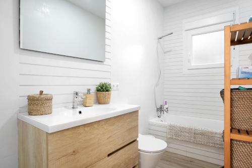 un baño con lavabo e inodoro en Villa Edén, en La Muela