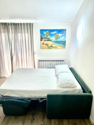 Cette chambre comprend un grand lit et une fenêtre. dans l'établissement Casa vacanze San Pietro, à Bergame