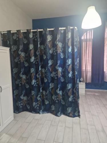 uma cortina azul num quarto com piso em Casa Don Renato em Nápoles