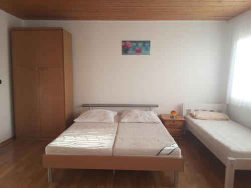 1 dormitorio con 2 camas y armario en Haus Hopp - Bungalow, en Dahme