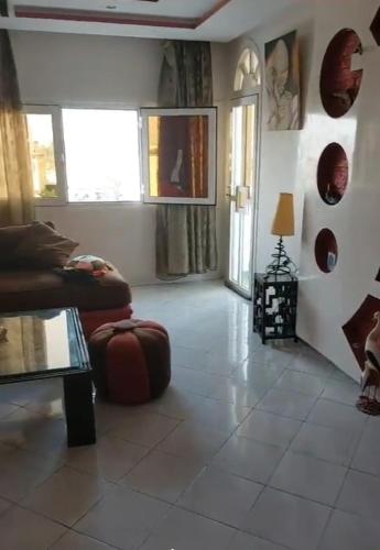 sala de estar con sofá y mesa en Appart centre agadir vue sur mer proche de toutes commodités., en Agadir