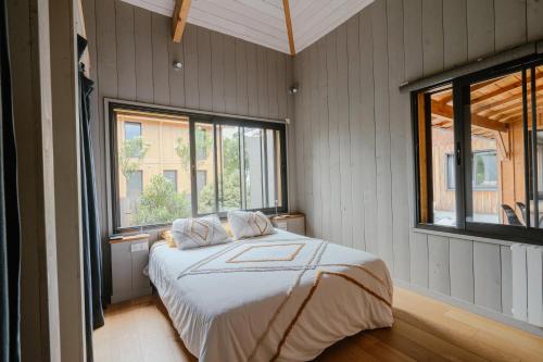 Postel nebo postele na pokoji v ubytování Superbe villa Obordelo à 50 m de la plage.