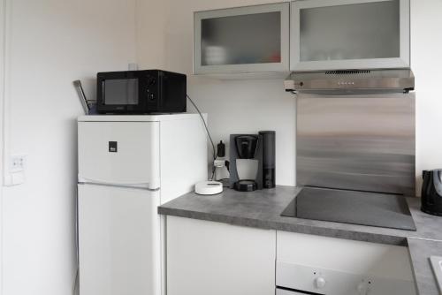 La cuisine est équipée d'un réfrigérateur et d'un four micro-ondes. dans l'établissement F2 HyperCentre Clermont Ferrand, à Clermont-Ferrand