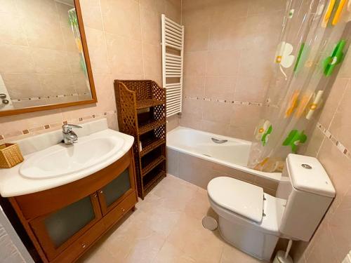 y baño con lavabo, aseo y ducha. en Apartamentos Las Margas Sabiñánigo 3000, en Sabiñánigo