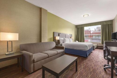 Giường trong phòng chung tại Days Inn by Wyndham Ottawa