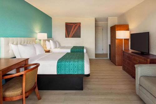 Postel nebo postele na pokoji v ubytování Howard Johnson by Wyndham Ocean City Oceanfront