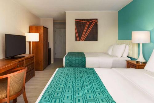 Postel nebo postele na pokoji v ubytování Howard Johnson by Wyndham Ocean City Oceanfront