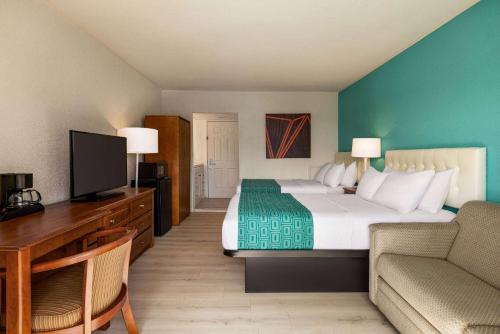 Postel nebo postele na pokoji v ubytování Howard Johnson by Wyndham Ocean City Oceanfront