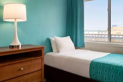 Postel nebo postele na pokoji v ubytování Howard Johnson by Wyndham Ocean City Oceanfront